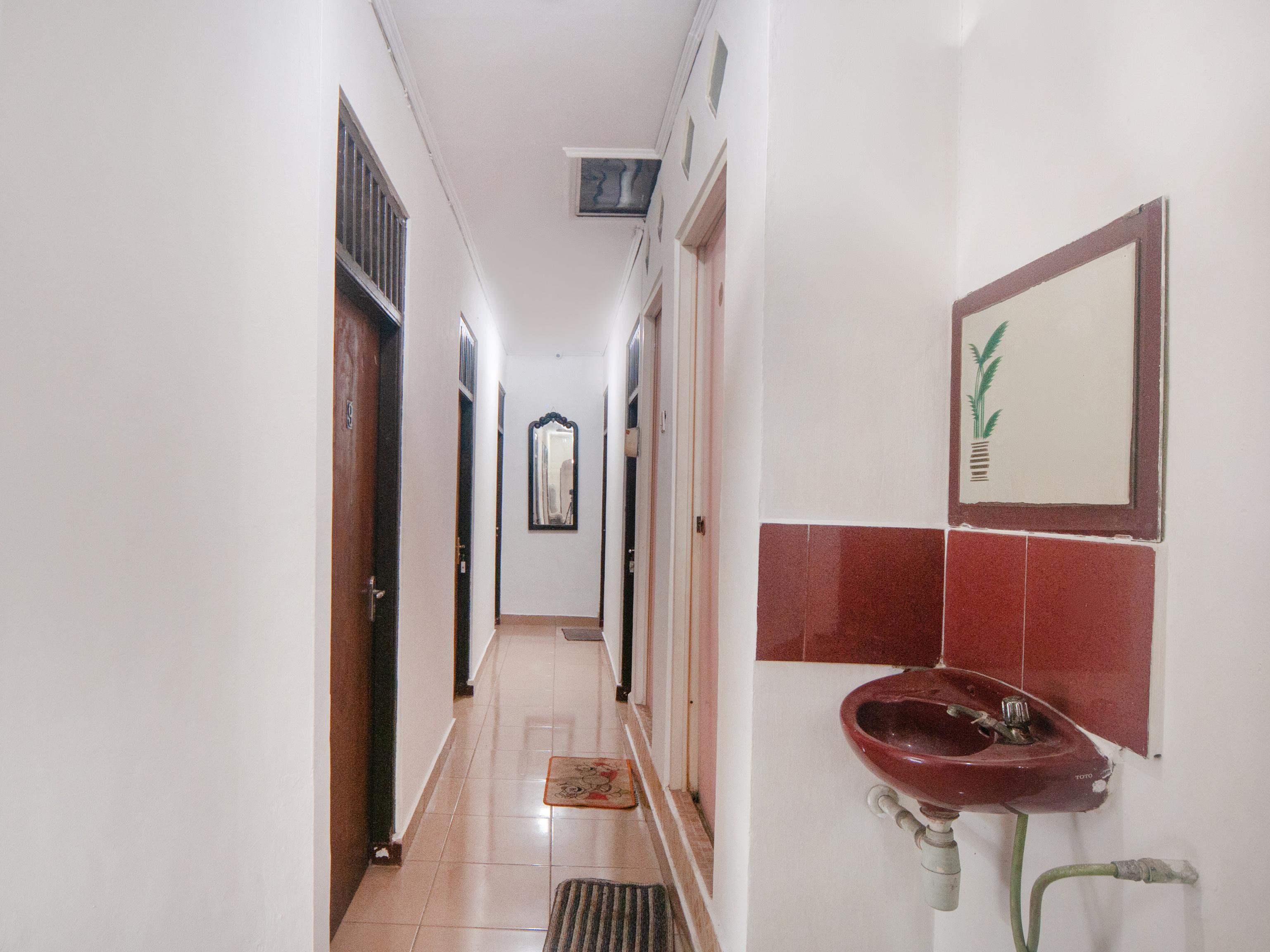 Oyo 2256 Danysa Guesthouse Jakarta Exterior photo